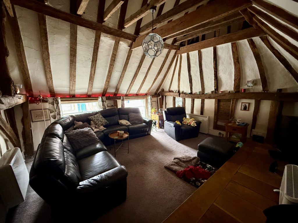 Lot: 27 - VACANT COMMERCIAL AND RESIDENTIAL PROPERTY - Living room